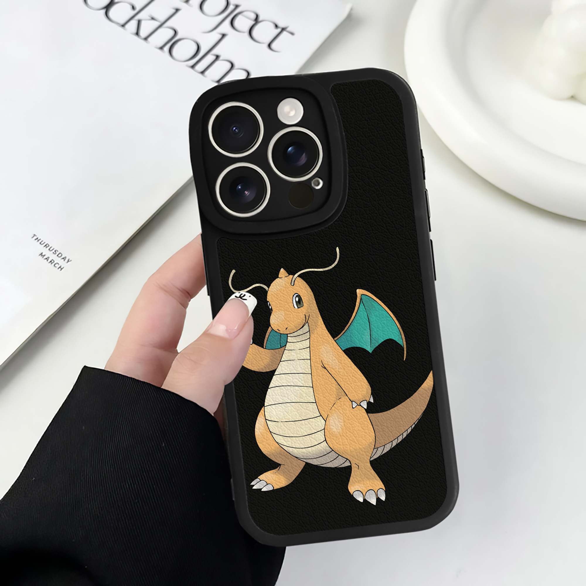 （画像用） ポケットモンスター Pokémon 【iPhone 16シリーズ対応】シリコンスマホケース（レザー調） 材質：シリコン